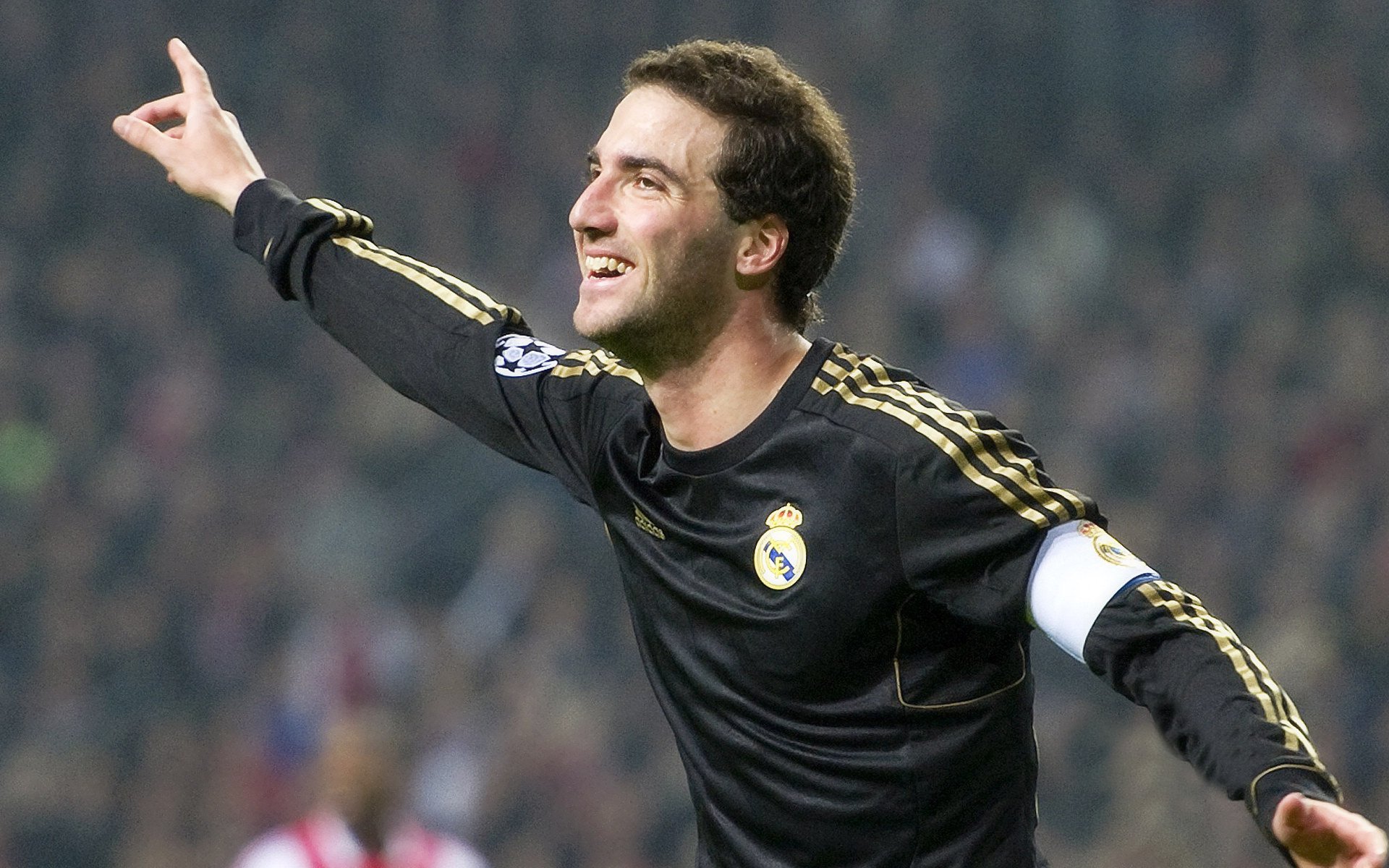 李轩豪在“湾区杯”象棋大棋士赛中战胜卫冕冠军杨楷文，李轩豪围棋